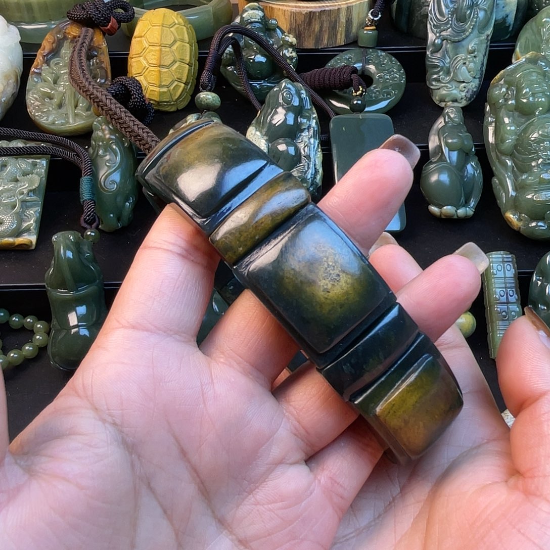 百***瑞岫岩河磨玉（透闪石质玉）未镶嵌挂件