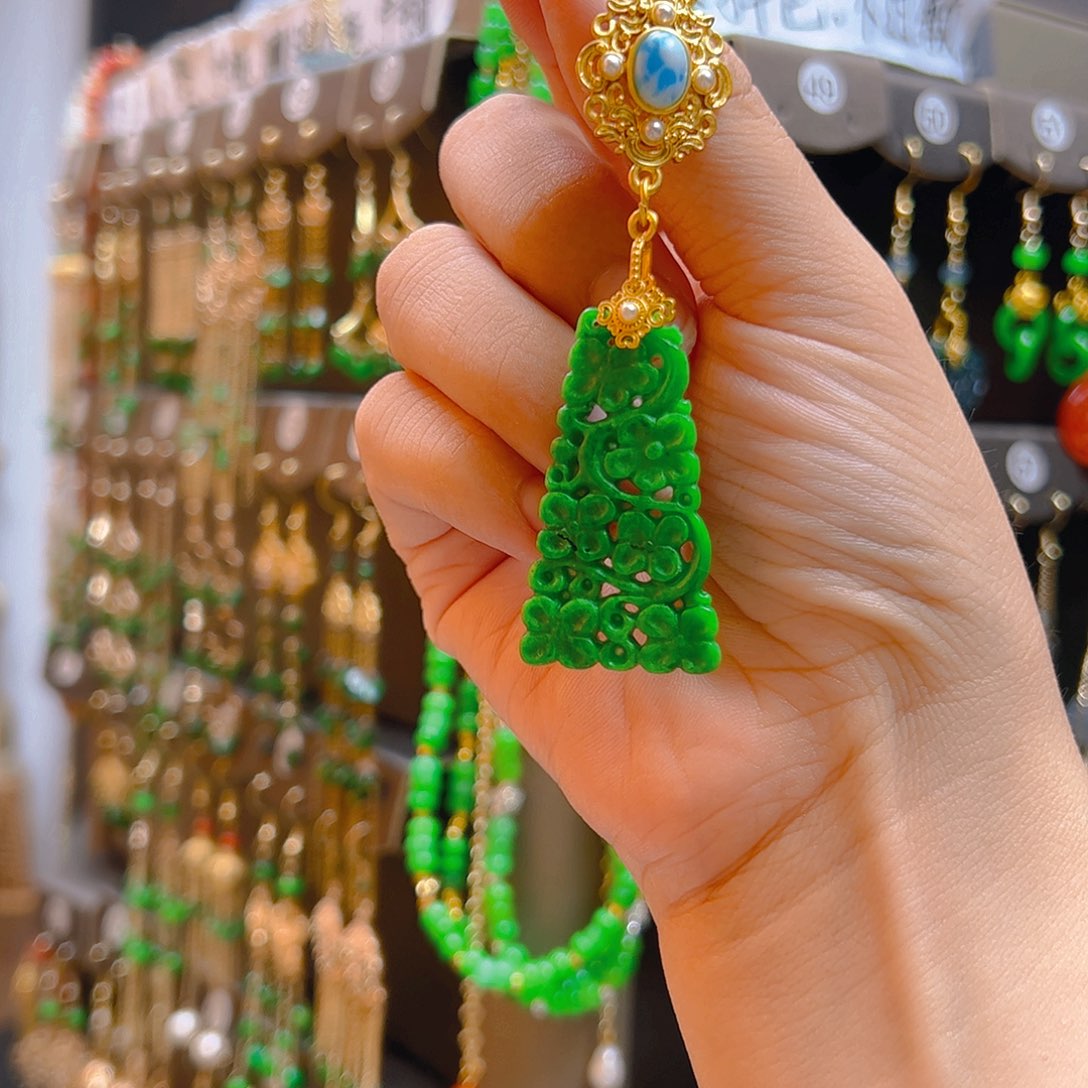 翡翠合金耳坠7****?翡翠