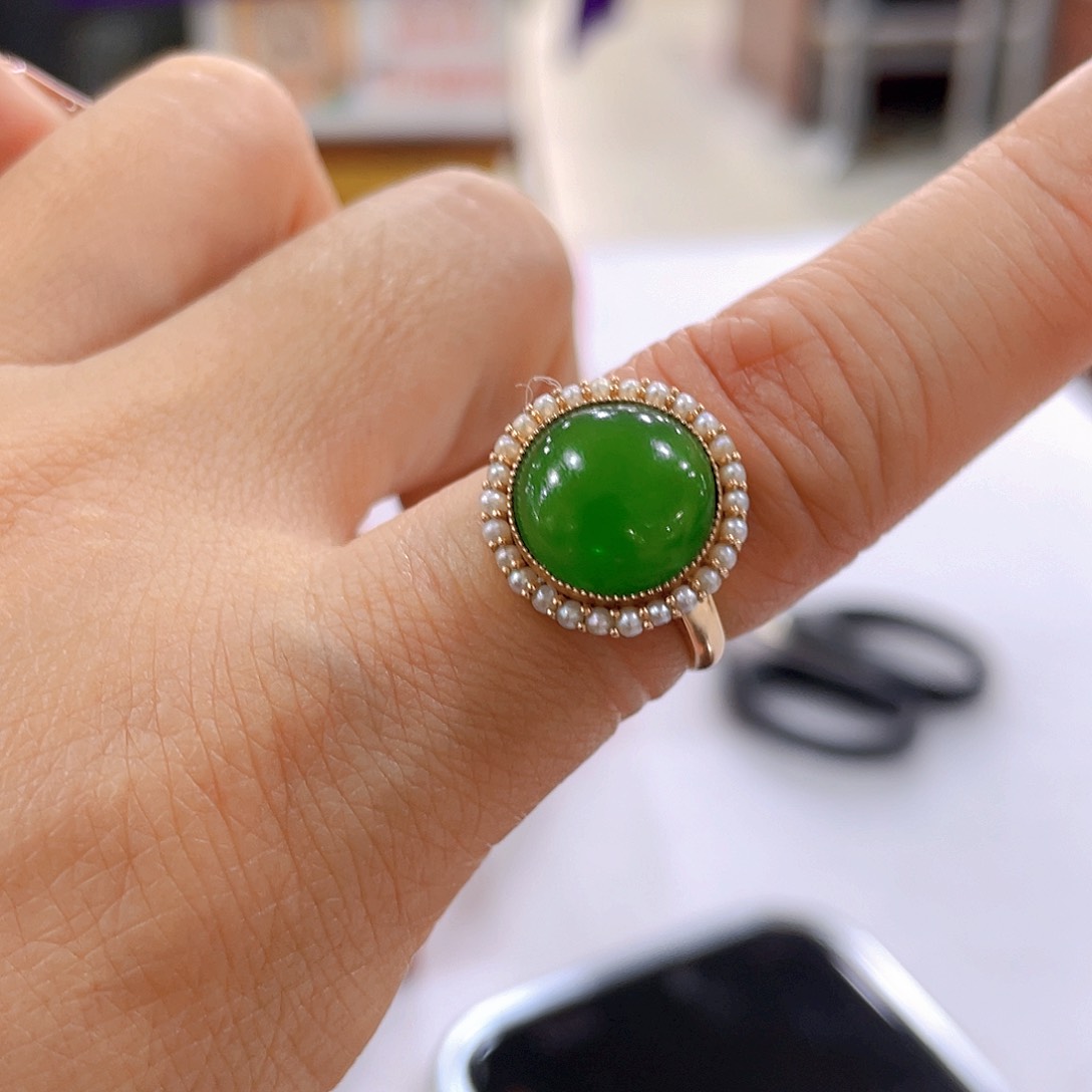 18K金镶嵌手镯和田玉百****