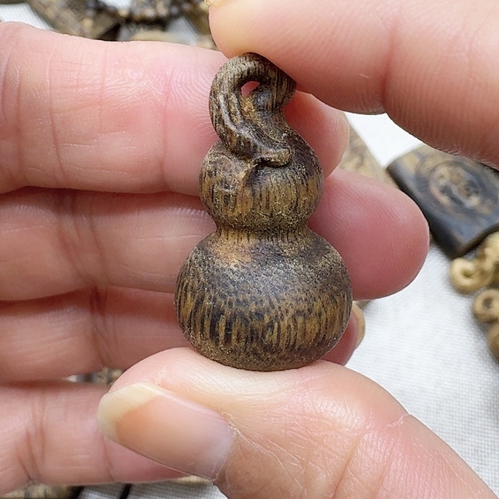 沉香沉香碎屑品**饰葫芦一个.品