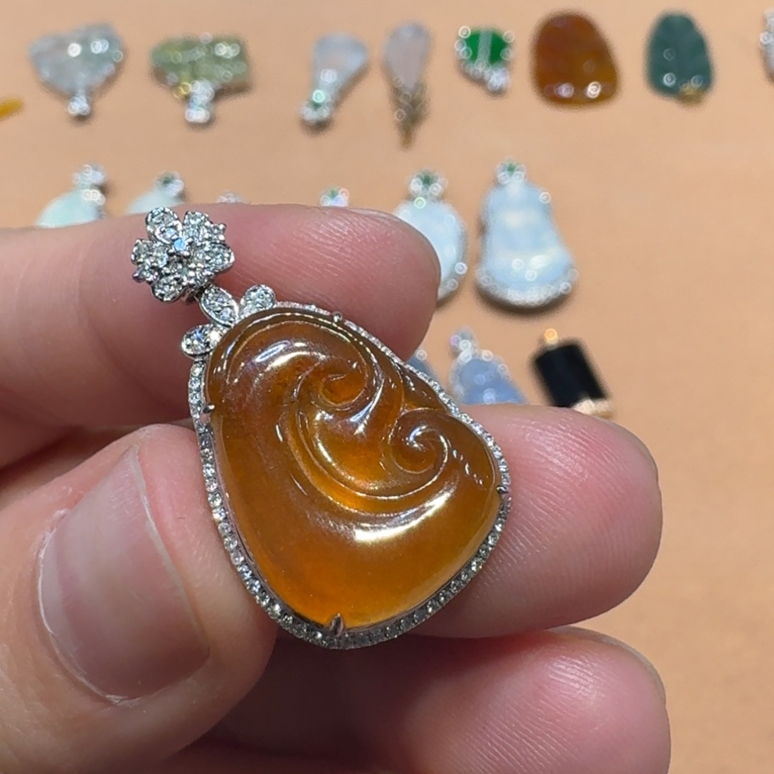 翡翠18K金镶嵌颈饰如意