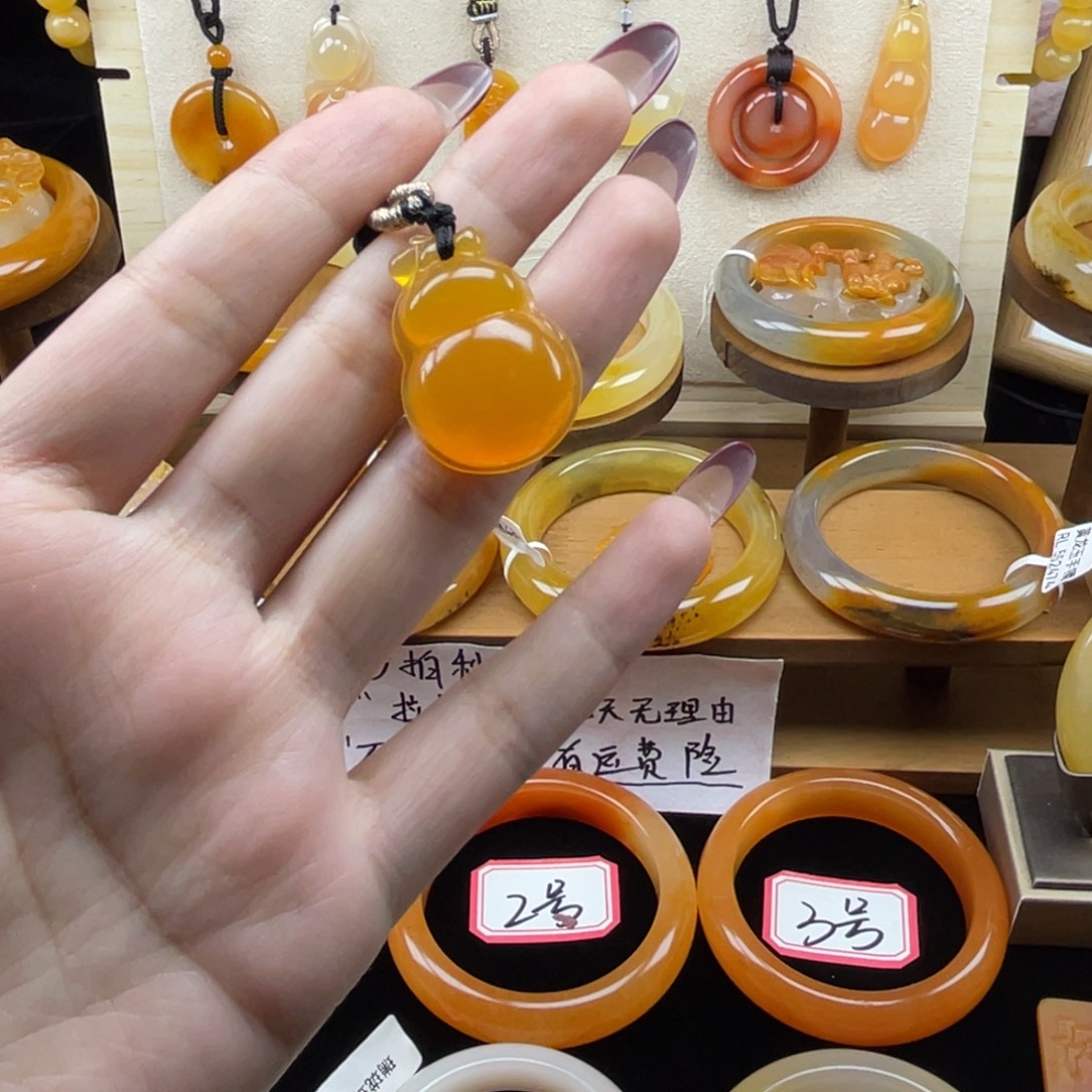 石英质玉（黄龙玉）未镶嵌颈饰缅黄葫芦