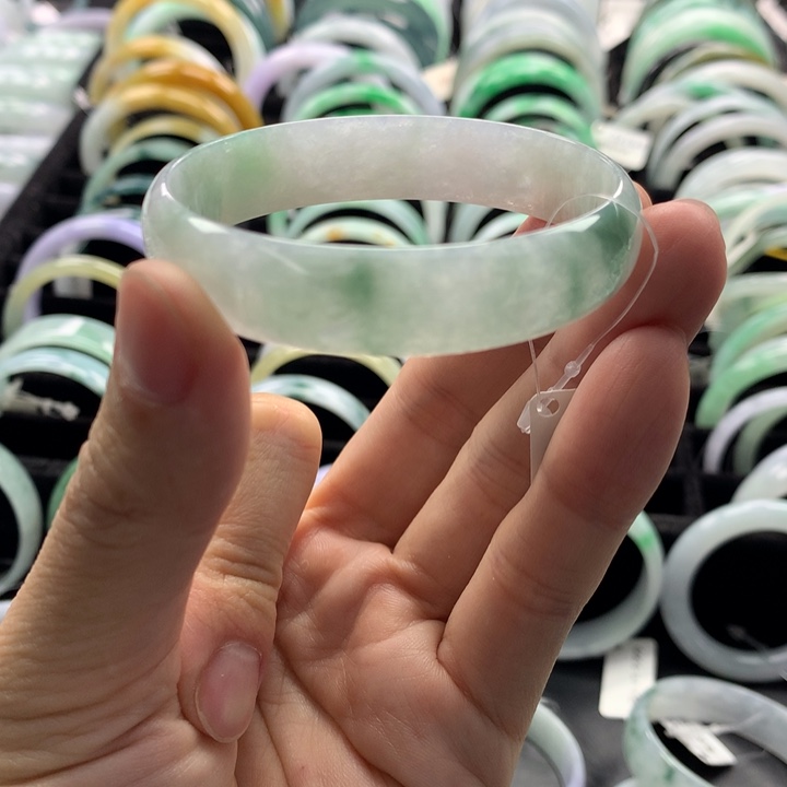 翡翠手镯未镶嵌翡翠