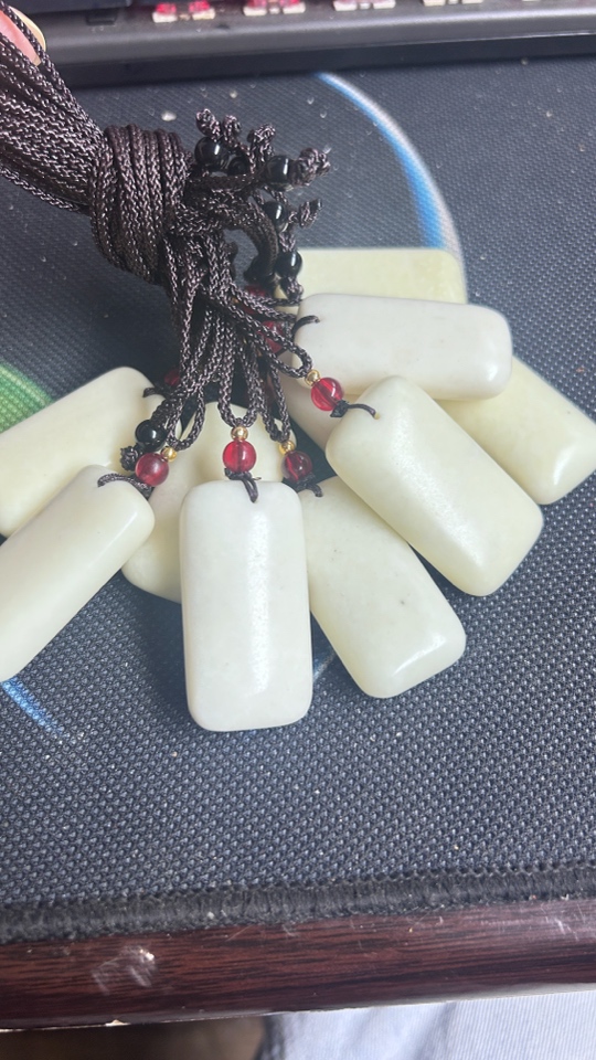 天然岫玉挂坠随机发其一 70