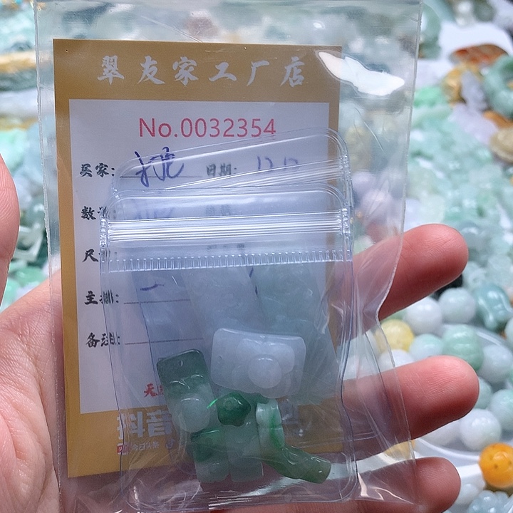 打***福翡翠未镶嵌颈饰111