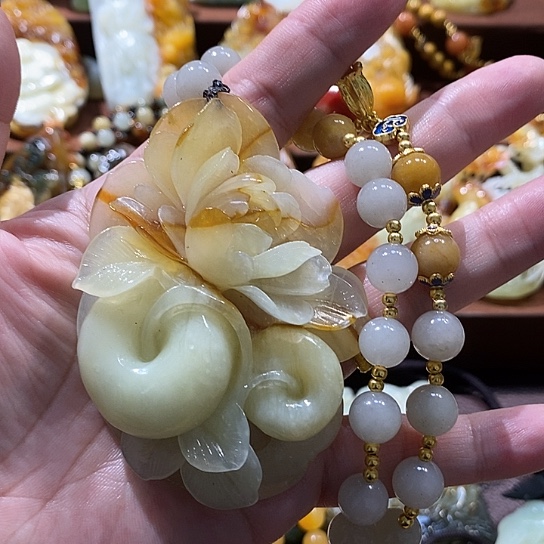 蛇纹石玉未镶嵌颈饰
