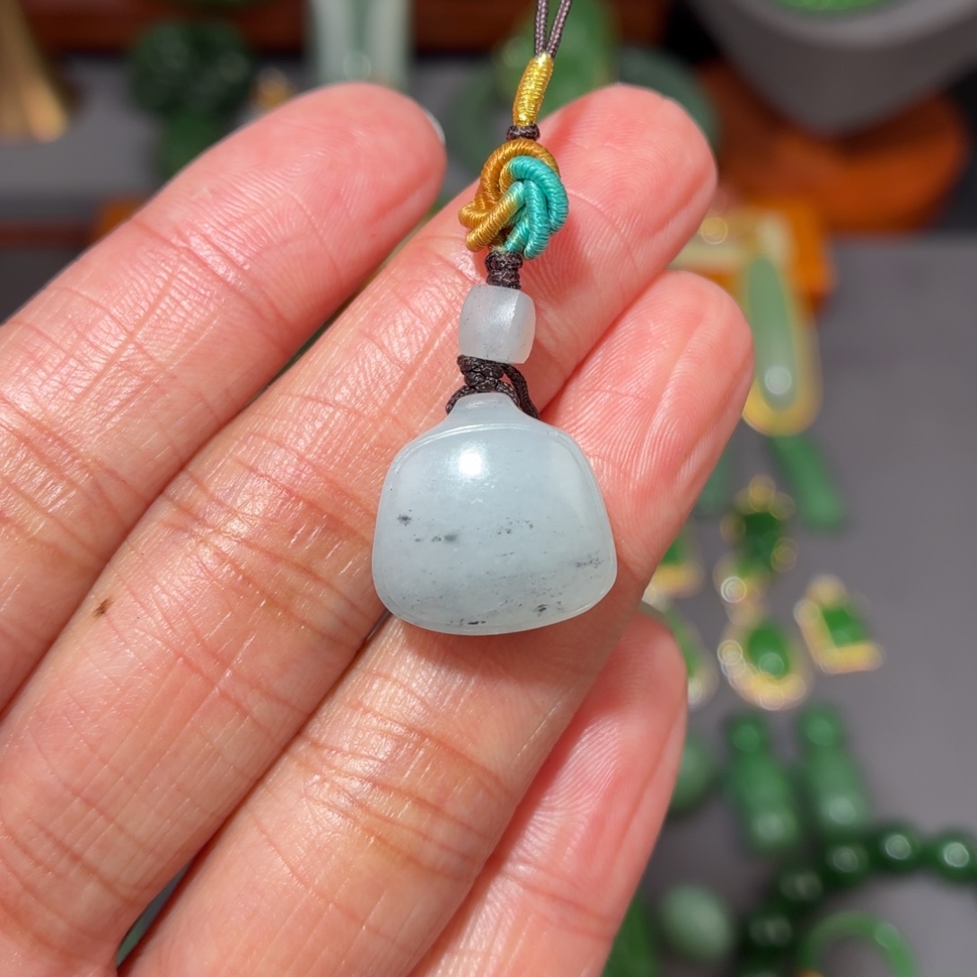 麦***子和田玉未镶嵌颈饰