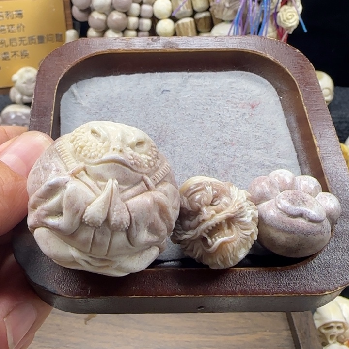 草***淋非金属配饰鹿角雕刻一起
