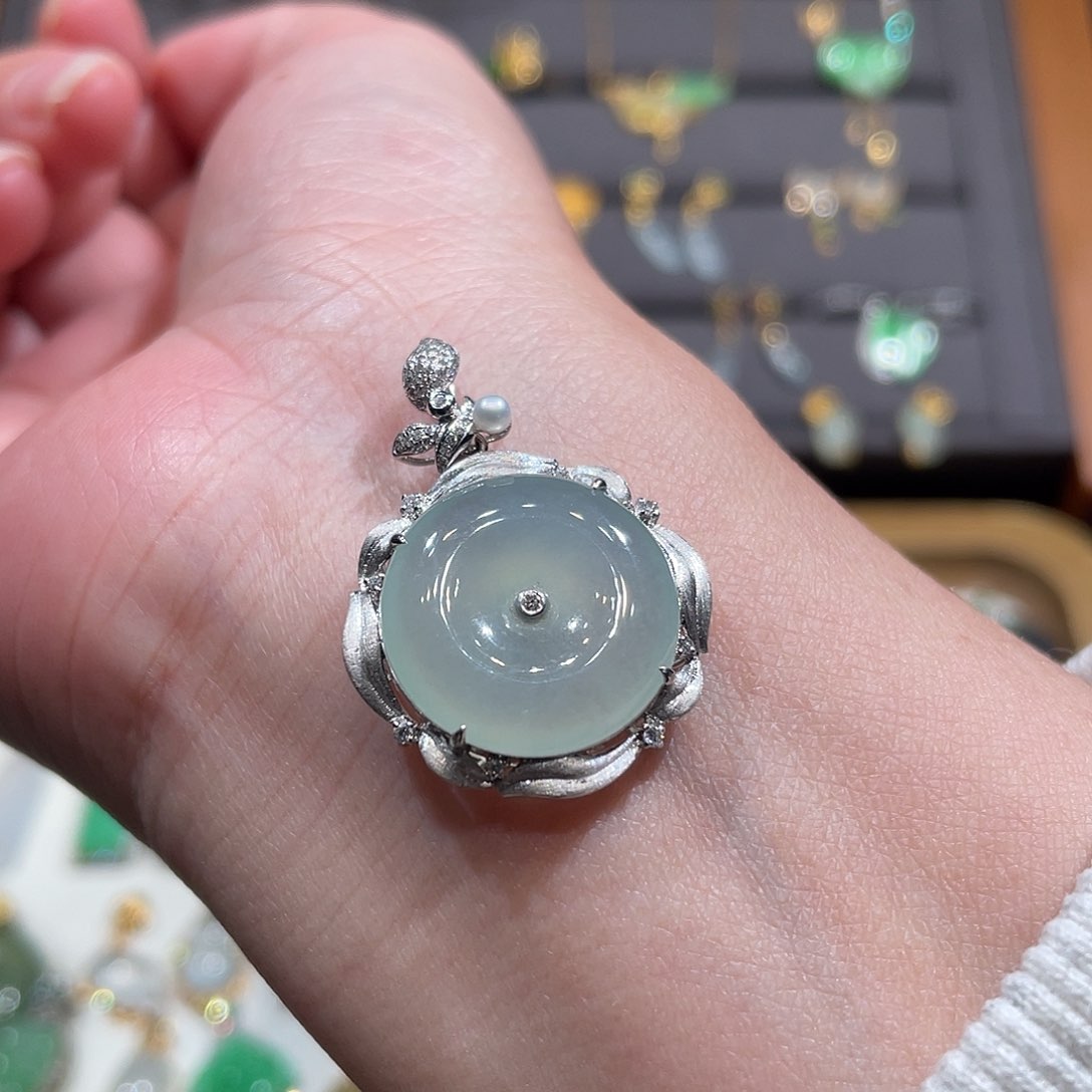 翡翠颈饰18K金镶嵌冰润平安扣