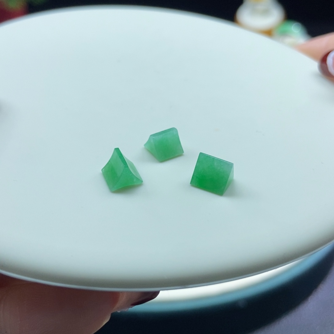 翡翠颈饰未镶嵌翡翠冰绿三角形，随机发一个