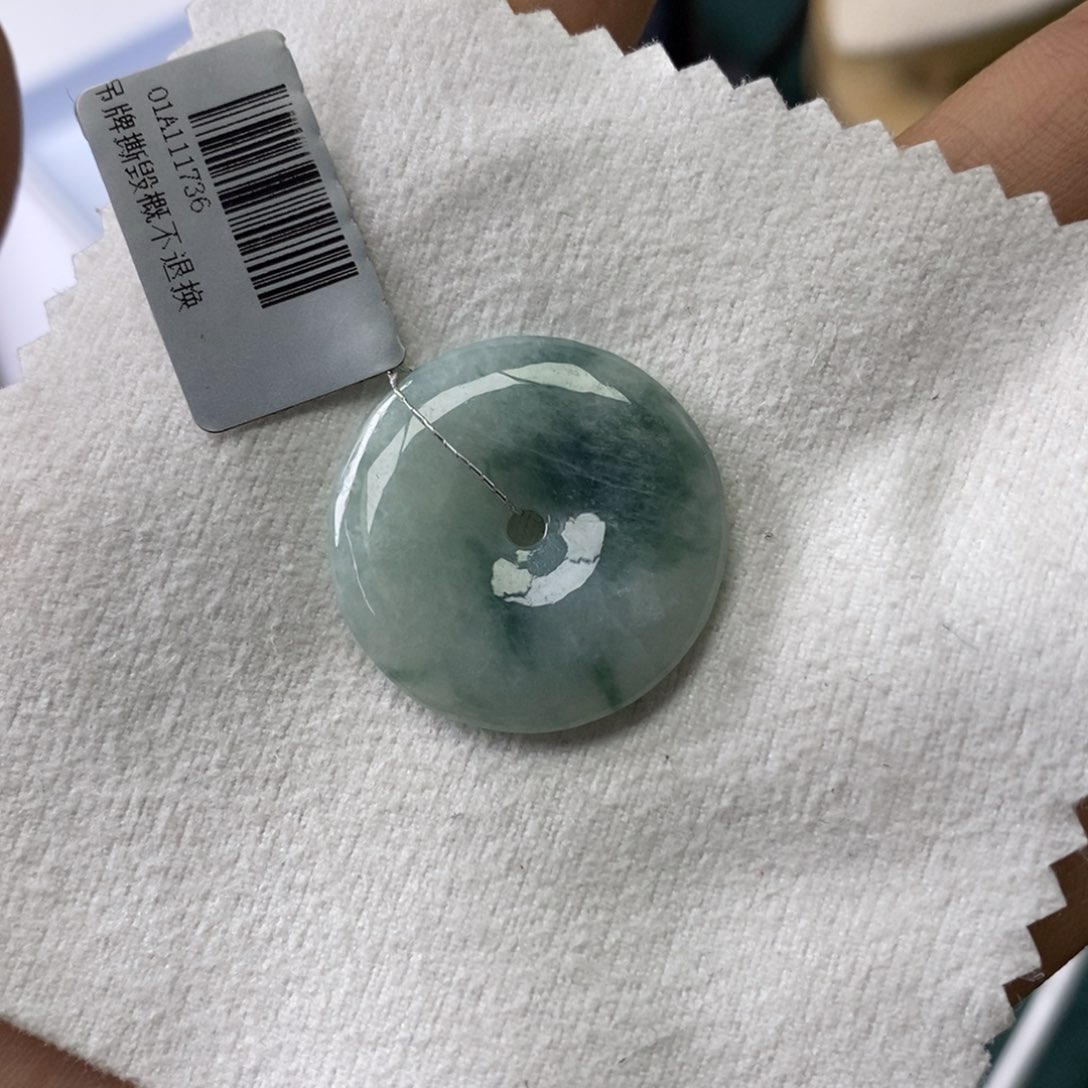 翡翠颈饰未镶嵌平安扣