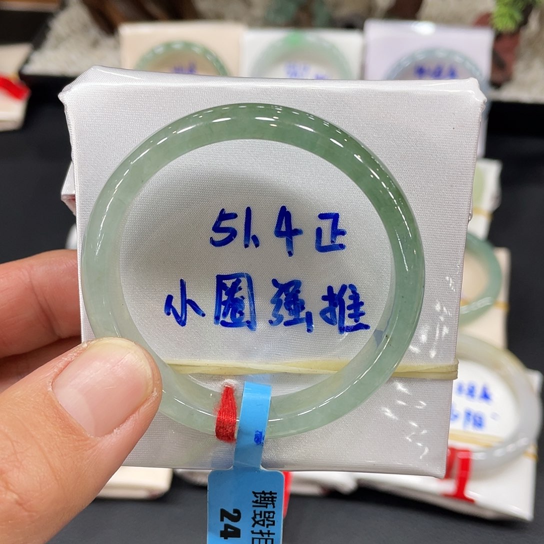 翡翠手镯未镶嵌翡翠