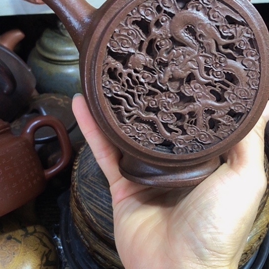 茶壶紫砂原矿泥料手工制作的一把紫砂壶。