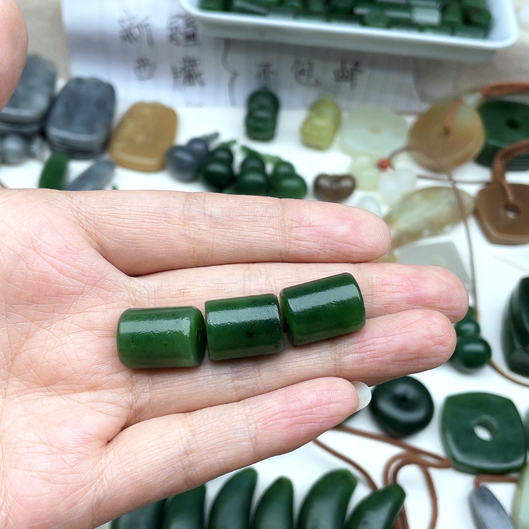 颈饰未镶嵌和田玉石**作