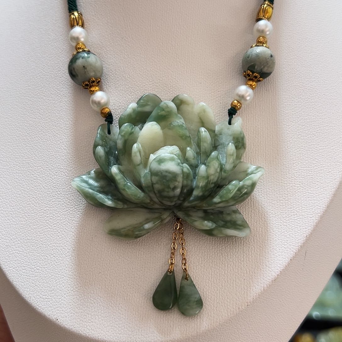 蛇纹石玉颈饰未镶嵌