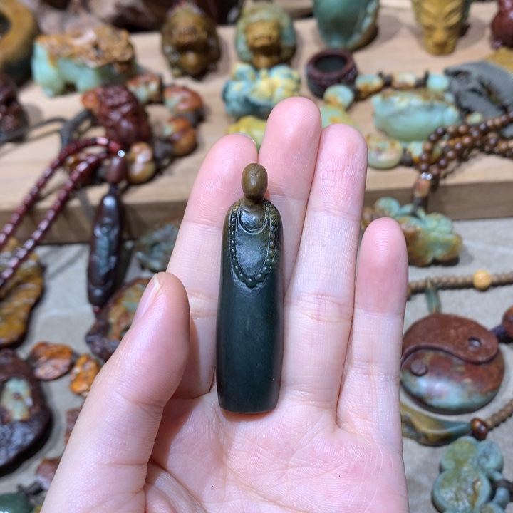 未镶嵌岫岩河磨玉（透闪石质玉）挂件