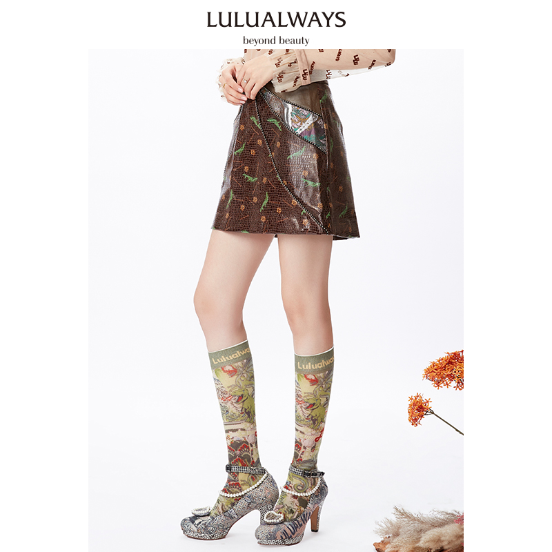 LULUALWAYS冬季潮流印花拼接皮革半身裙LMD4020