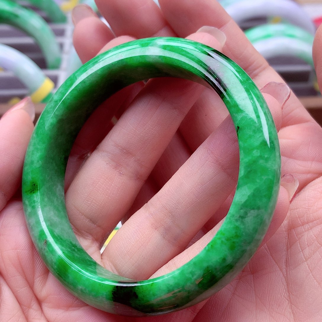 翡翠手镯未镶嵌翡翠