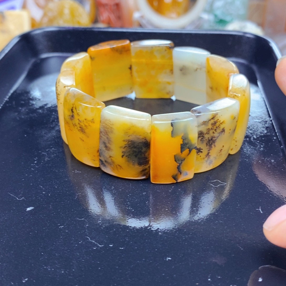 石英质玉（黄龙玉）未镶嵌颈饰