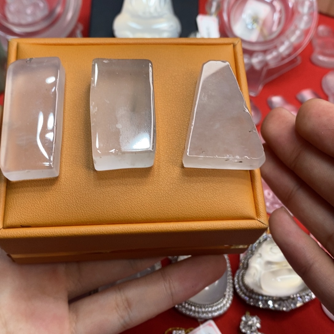 颈饰未镶嵌石英质玉