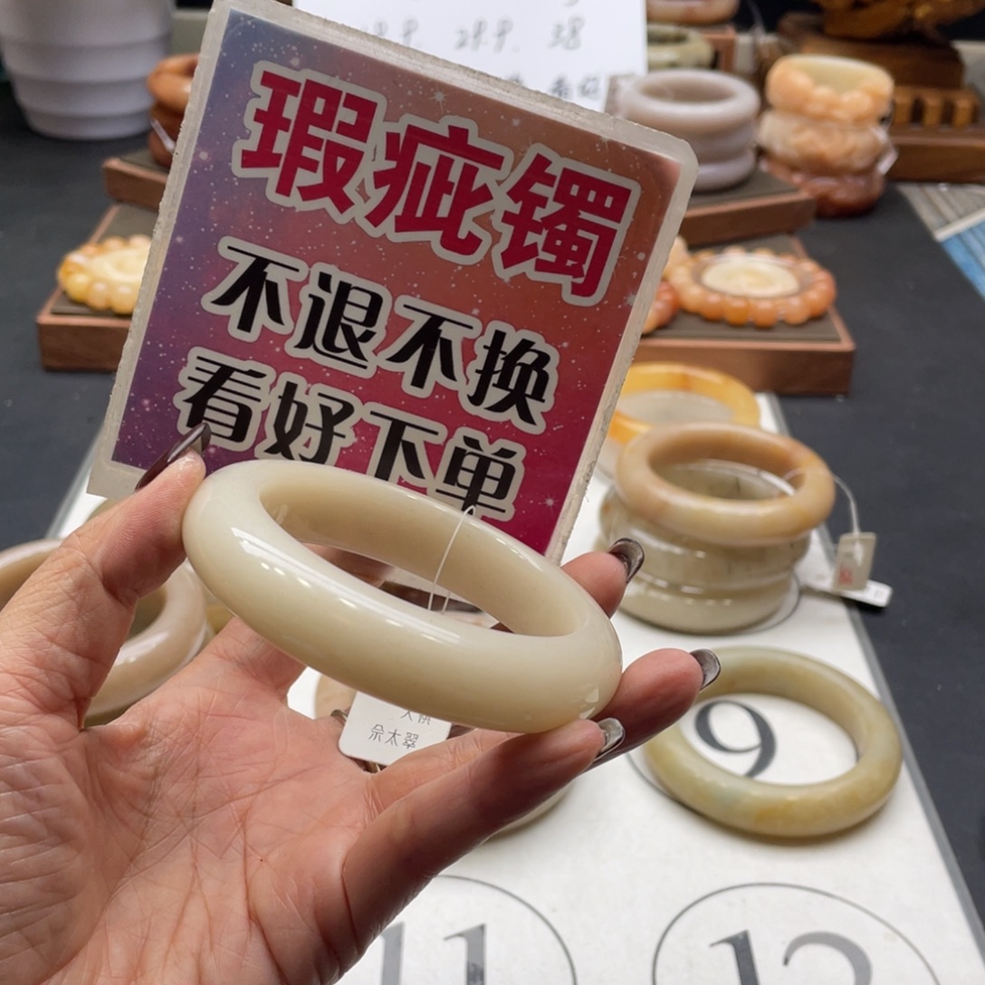 月***y石英岩玉未镶嵌手镯