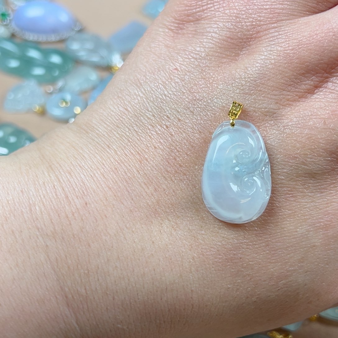 翡翠颈饰18K金镶嵌如意