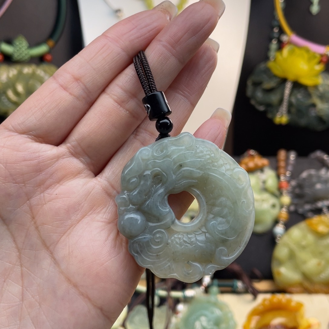 蛇纹石玉未镶嵌颈饰