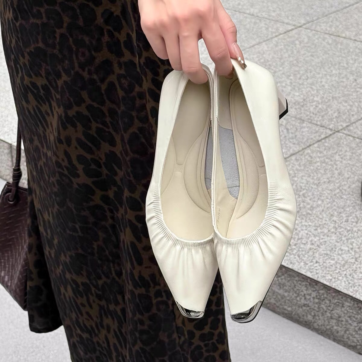 广州女鞋935-2头层牛皮亮软漆皮配裙子矮跟时尚大气头层牛皮女鞋