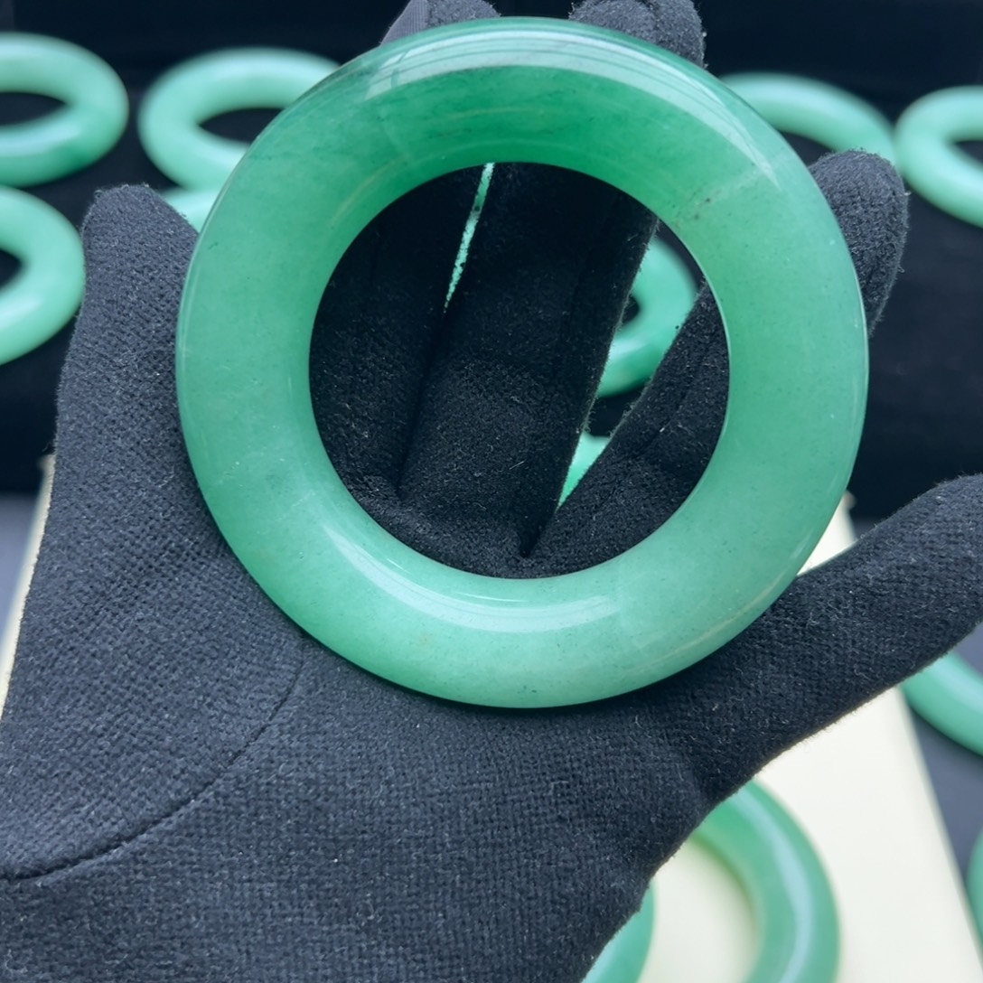 石英岩玉未镶嵌手镯