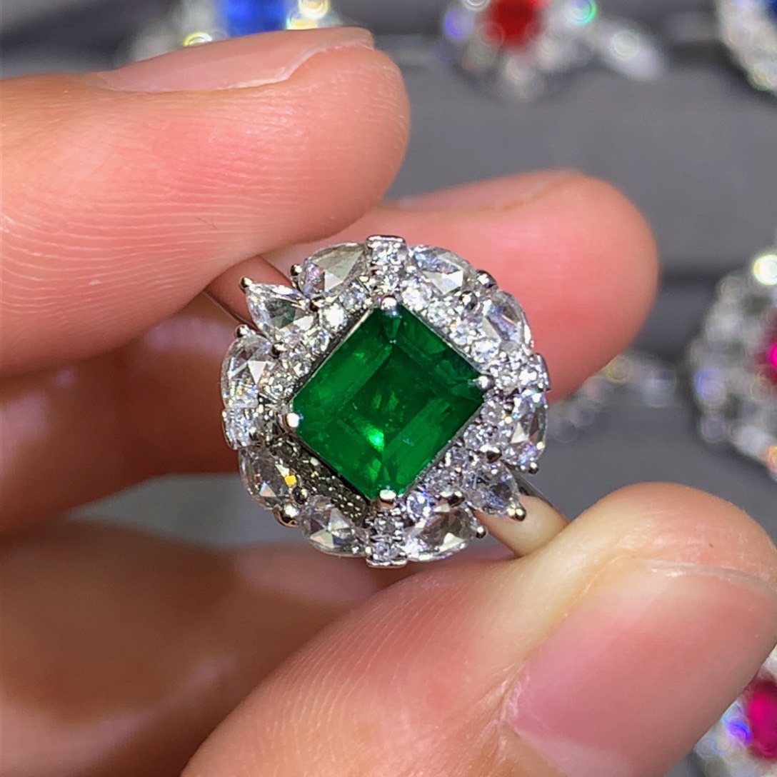 祖母绿戒指18K金镶嵌