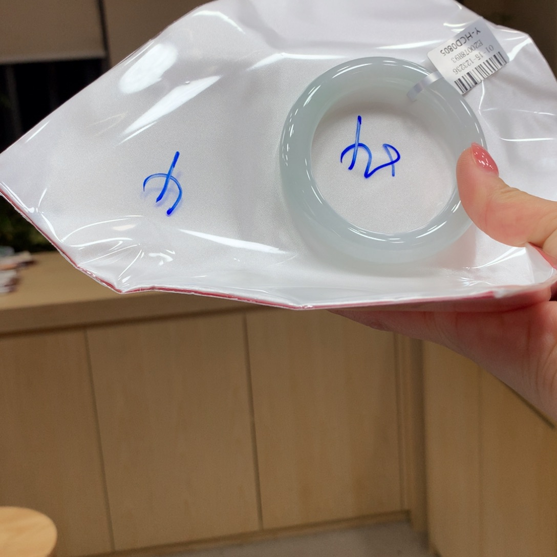 翡翠手镯未镶嵌不退不换