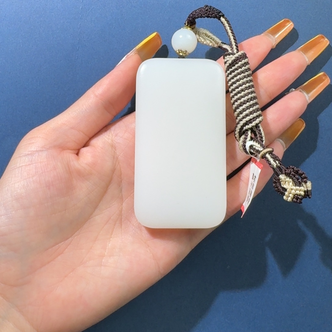 小***子和田玉未镶嵌颈饰