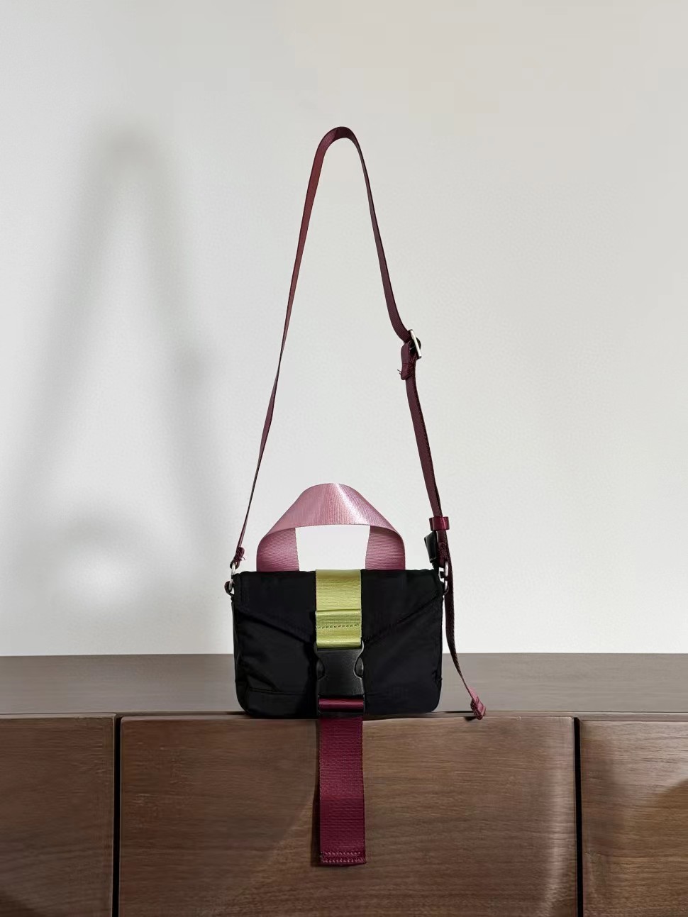 手提斜挎搭扣休闲包