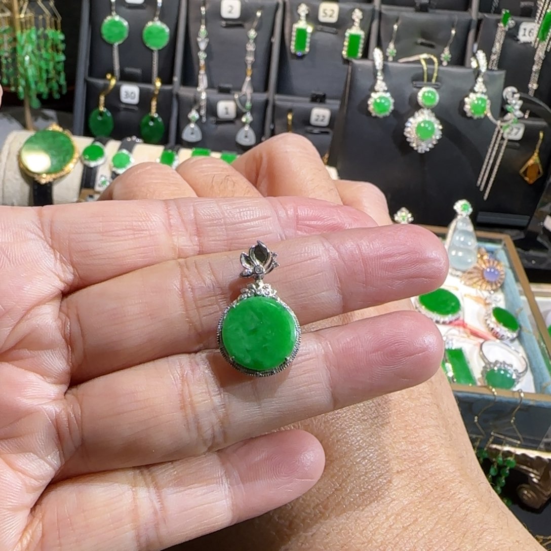 翡翠18K金镶嵌颈饰吊坠