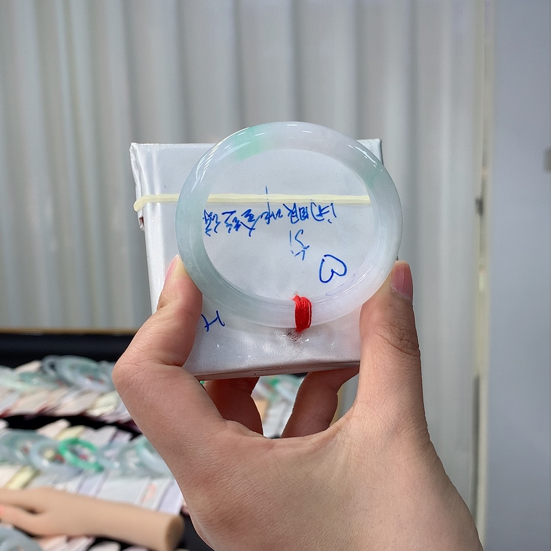 翡翠手镯未镶嵌翡翠