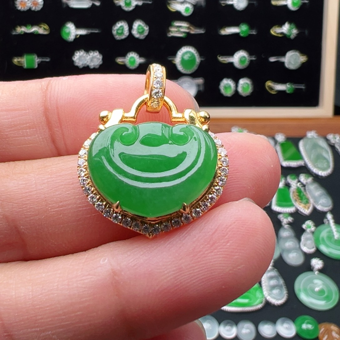 巧***儿翡翠18K金镶嵌颈饰如意