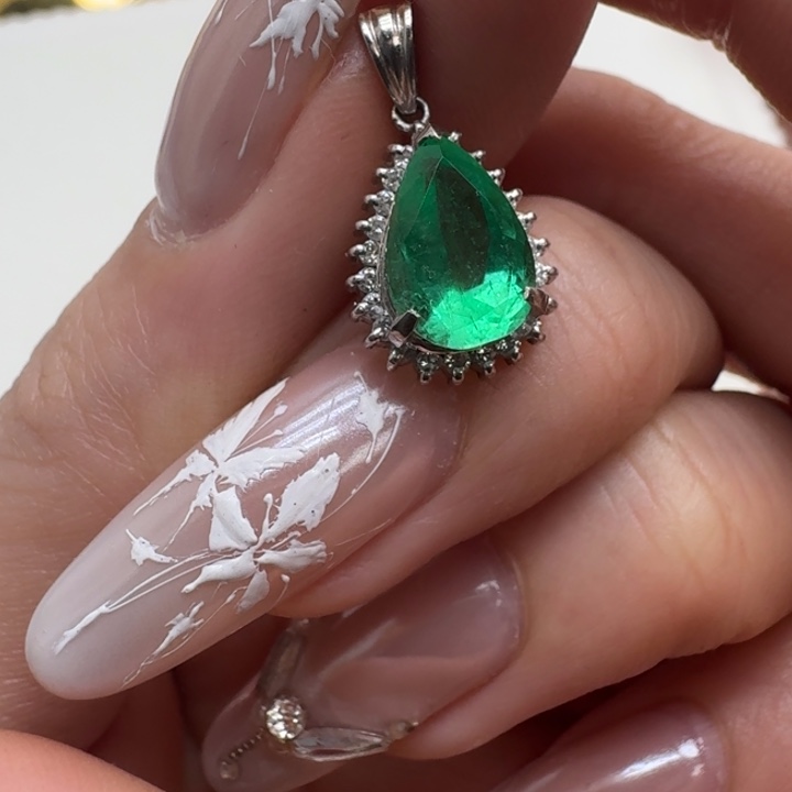 未镶嵌颈饰祖母绿