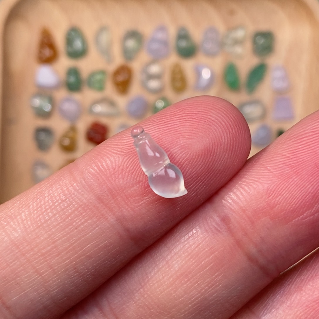 翡翠颈饰未镶嵌毛笔