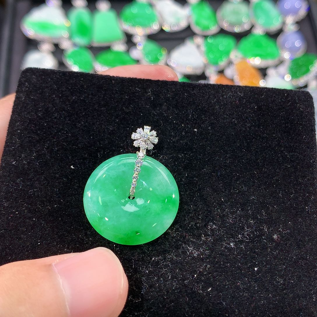 翡翠18K金镶嵌颈饰