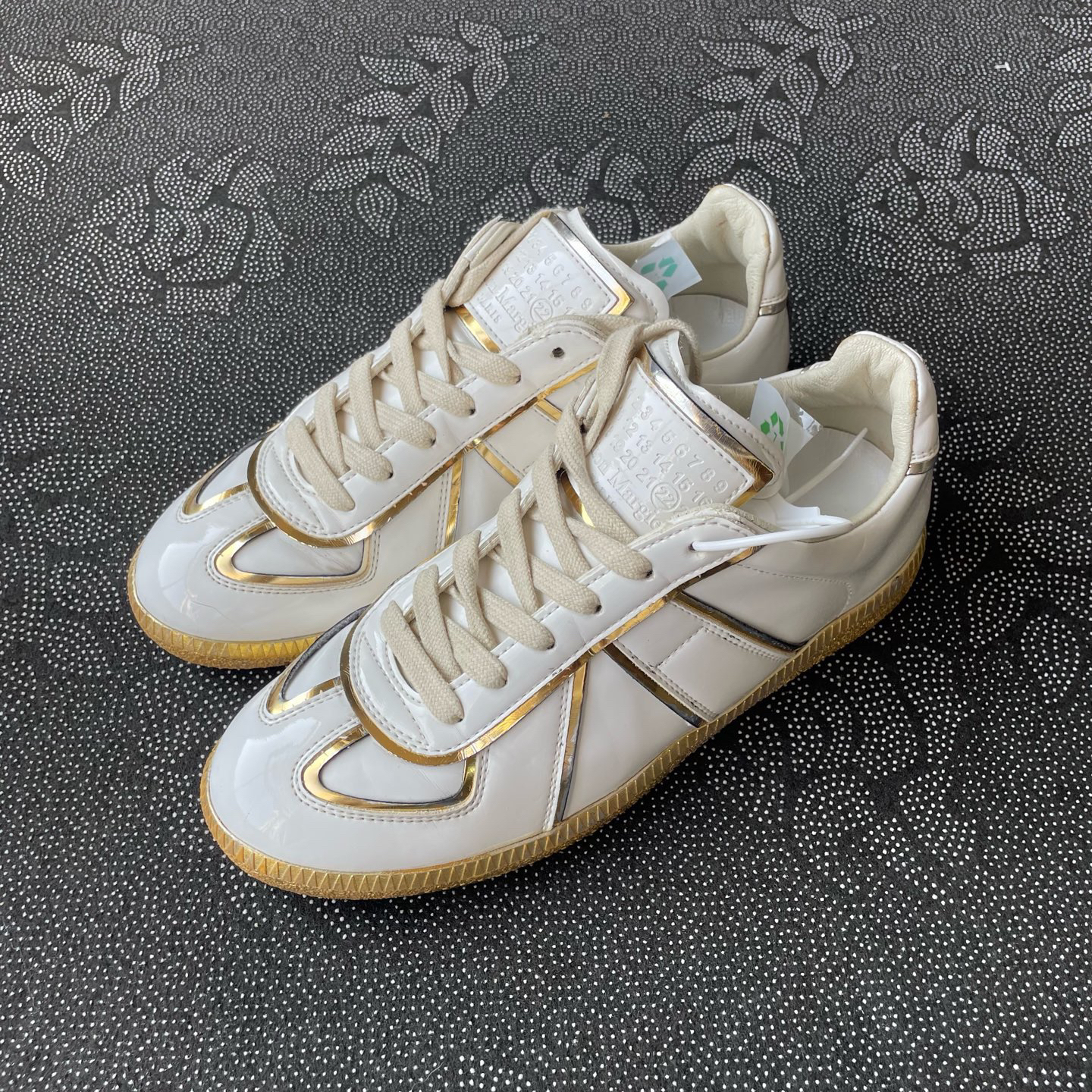 99新 Maison Margiela/梅森马吉拉 白金漆皮德训鞋/35码/无盒