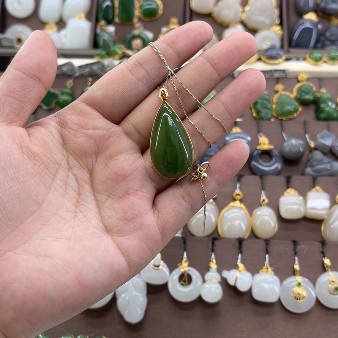 和田玉18K金镶嵌吊坠(赠链)