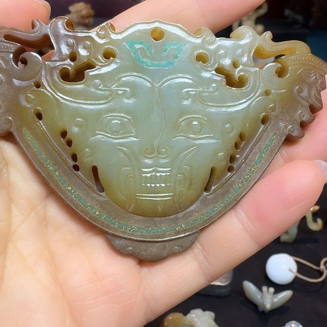 和田玉未镶嵌挂件蒙***迹