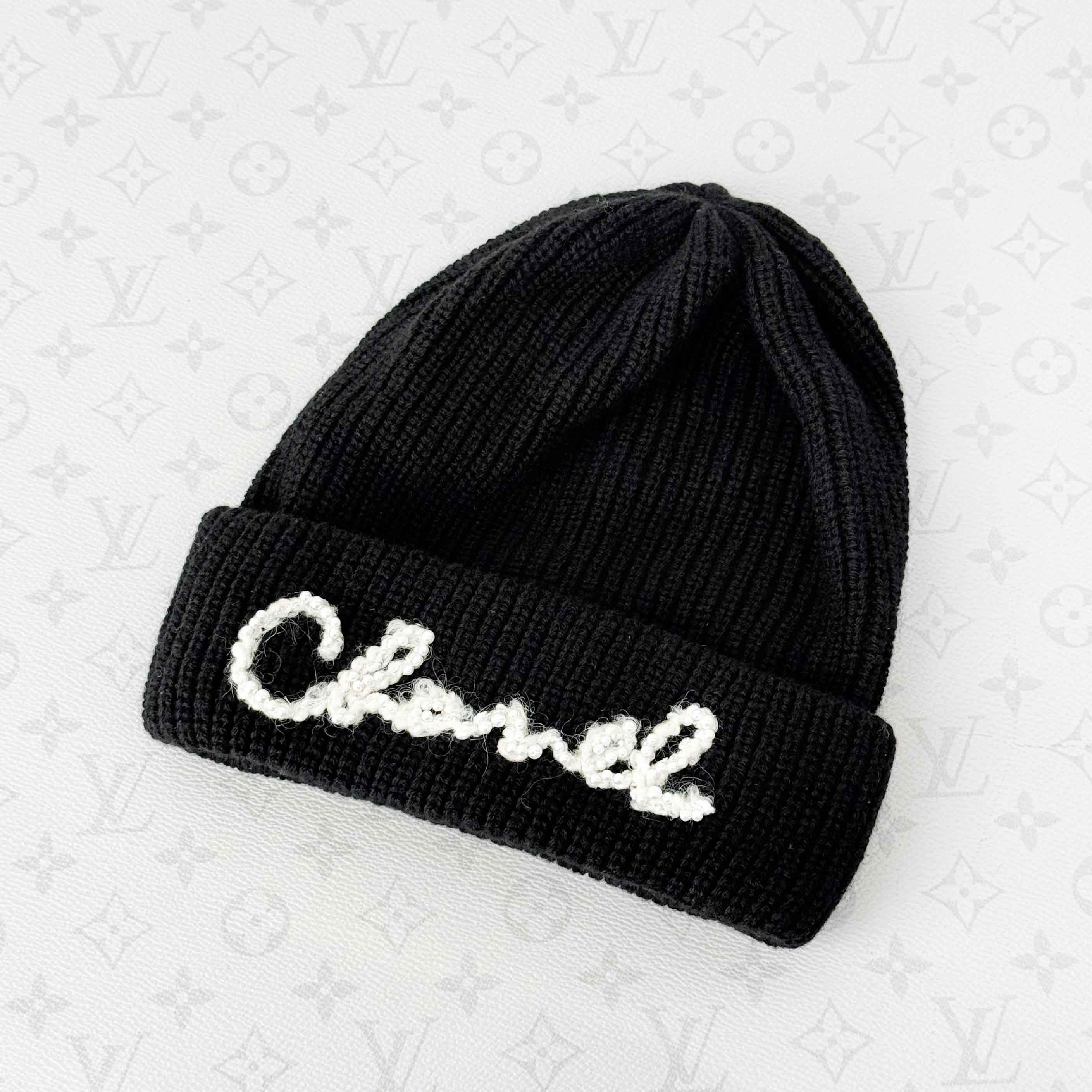 99新 Chanel/香奈儿  21A黑色拼白色钉珠字母针织帽，