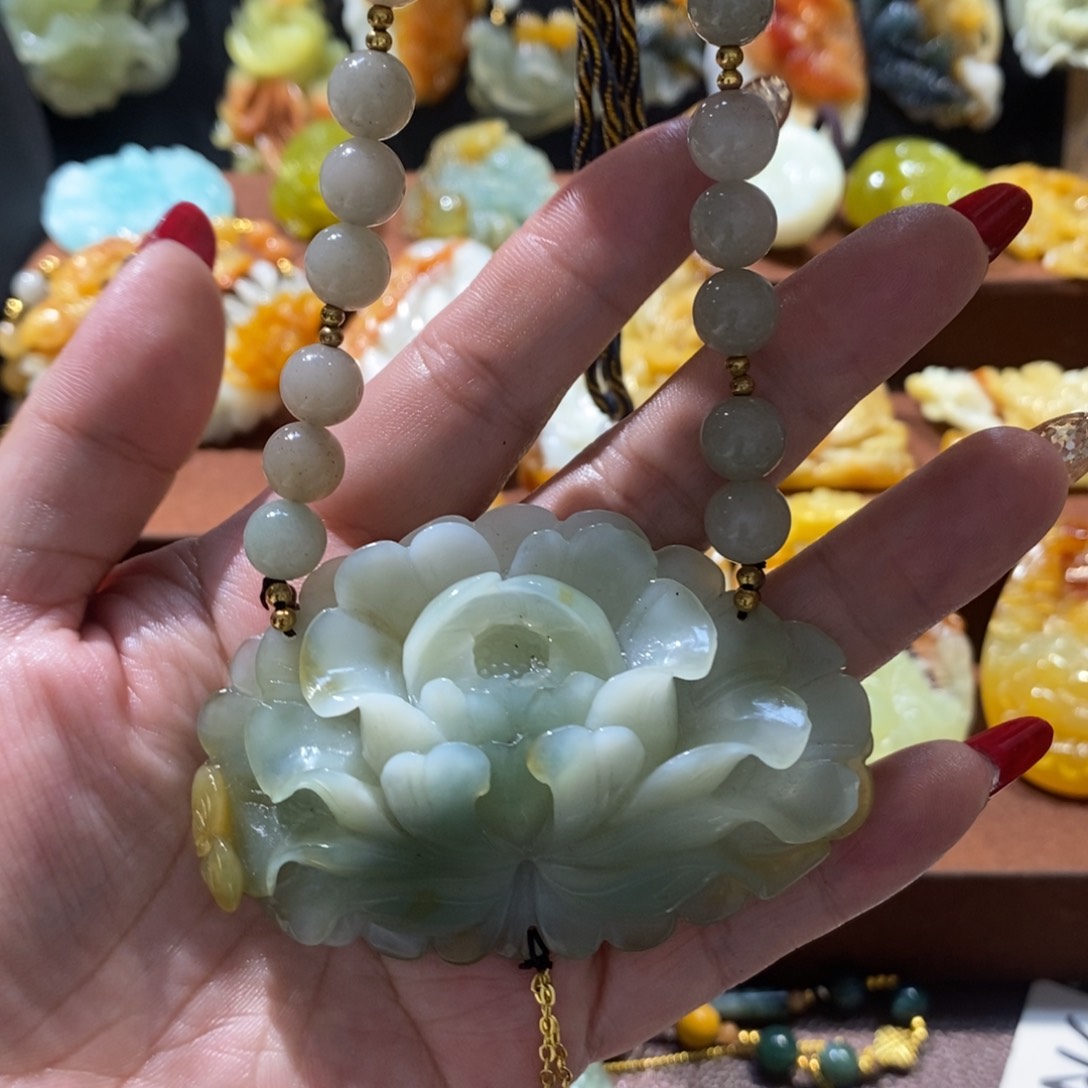 蛇纹石玉颈饰未镶嵌