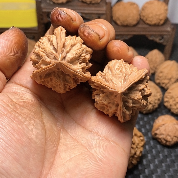 文玩核桃吊坠40尺，盘山三棱正奔