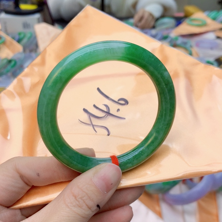 翡翠手镯未镶嵌翡翠手镯