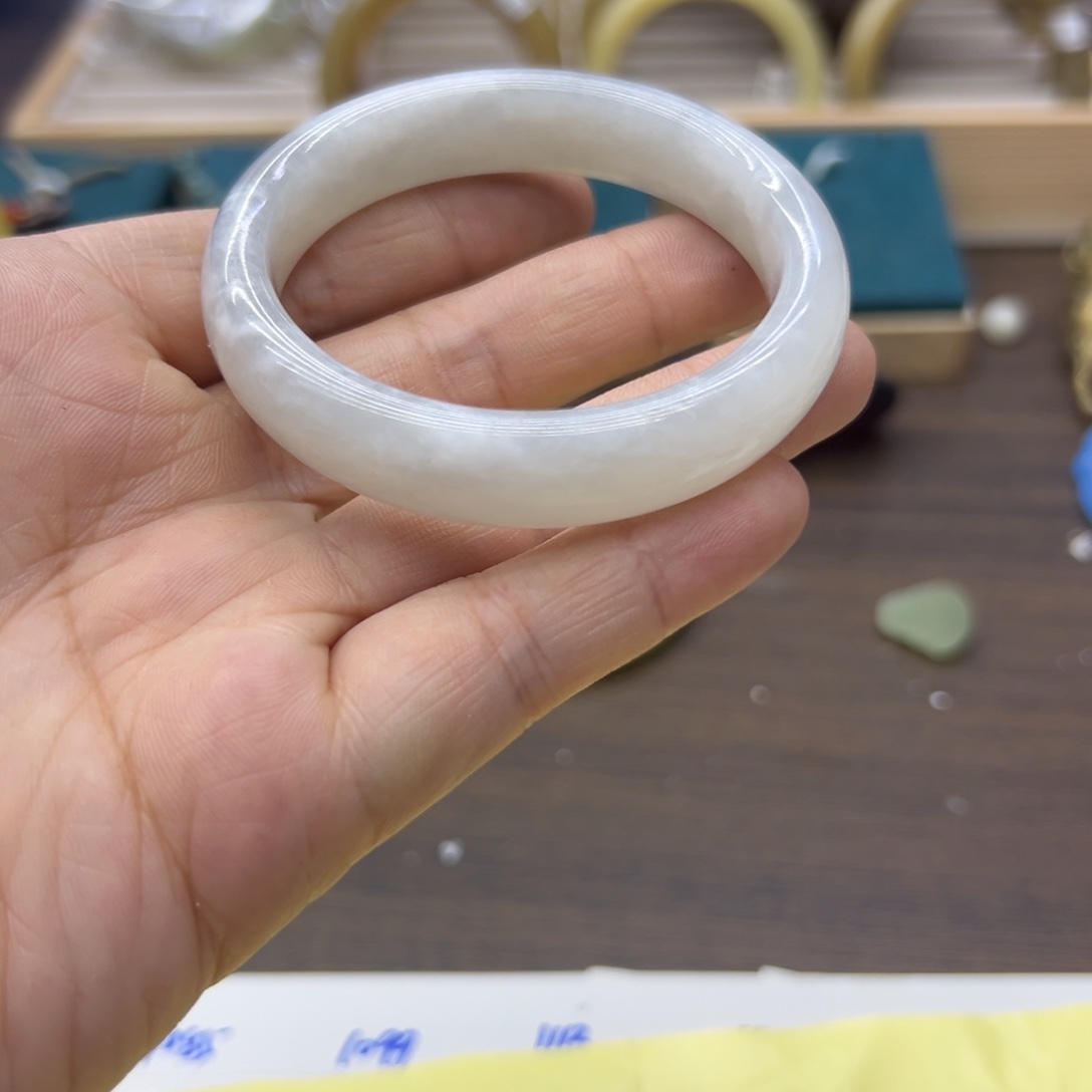 和田玉未镶嵌手镯52.9圈围1077瑕