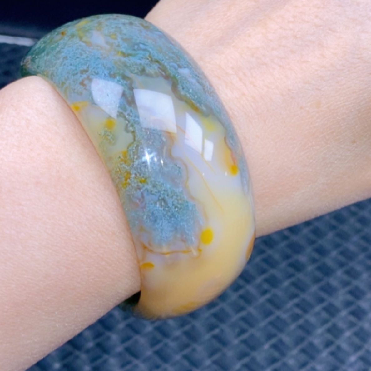 《腕间绮梦：幻彩玛瑙镯的自然诗章》58口径