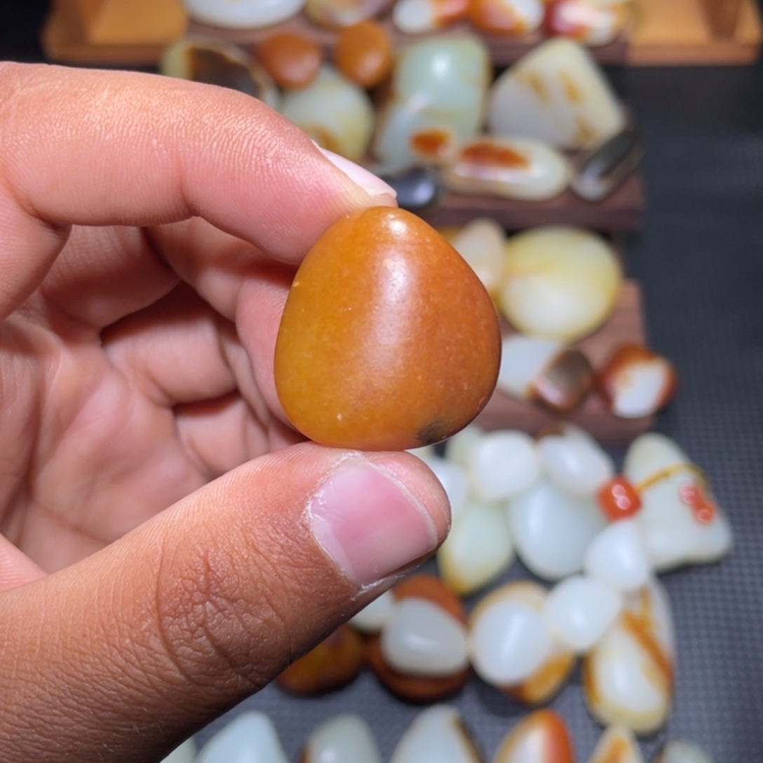 和田玉颈饰未镶嵌15.2克原籽无修