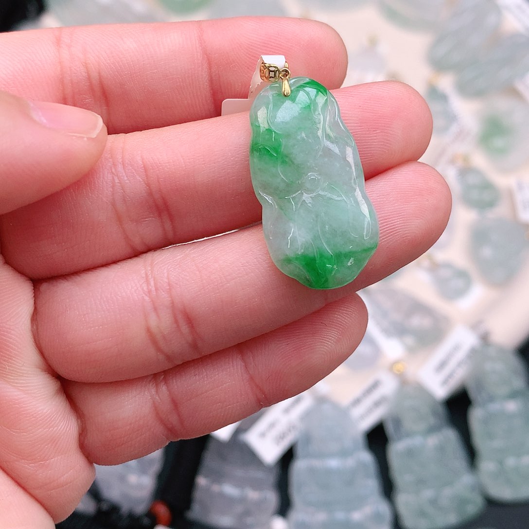 翡翠颈饰18K金镶嵌飘绿荷叶